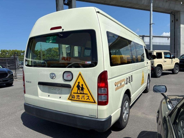 Toyota HiAce Commuter (KDH223B) 2
