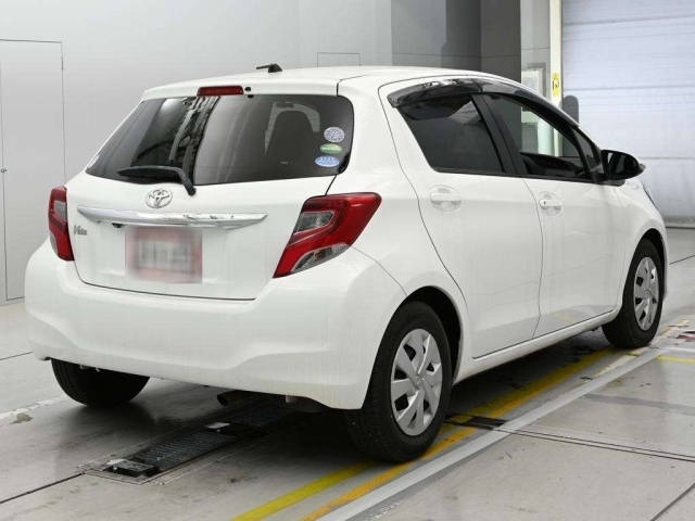 Toyota Vitz F (NSP130) 2