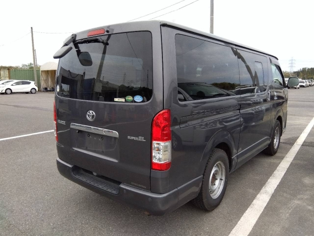 Toyota HiAce Van Super GL（TRH200V） 2