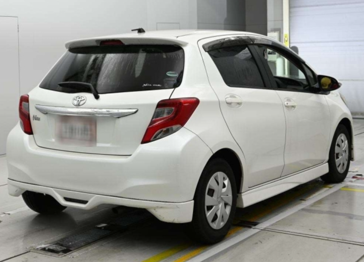 Toyota Vitz (Yaris) F (NSP130) 2
